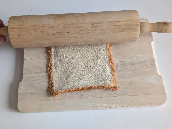 Nids de pain à la mozzarella, tomates et olives - Préparation etape 2