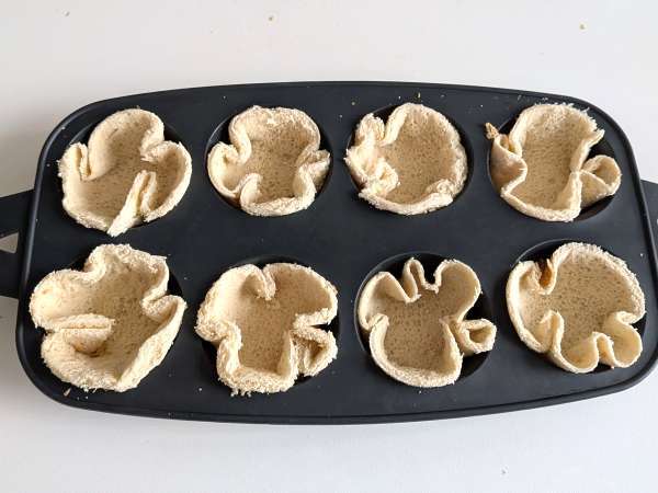 Nids de pain à la mozzarella, tomates et olives - Préparation etape 4