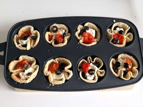 Nids de pain à la mozzarella, tomates et olives - Préparation etape 6