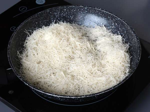 Dubaï chewy cookies, la recette virale des mochis garnis à la pistache et au kadaïf - Préparation etape 2