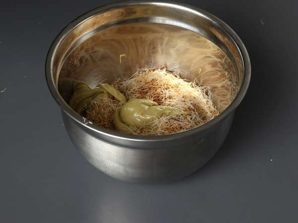 Dubaï chewy cookies, la recette virale des mochis garnis à la pistache et au kadaïf - Préparation etape 3