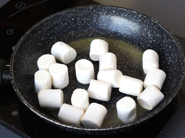 Dubaï chewy cookies, la recette virale des mochis garnis à la pistache et au kadaïf - Préparation etape 5