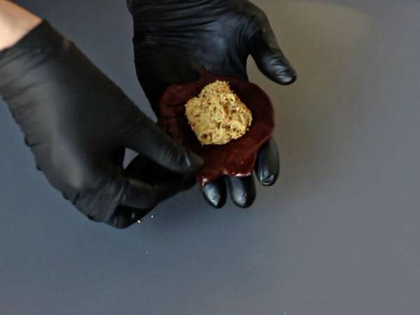 Dubaï chewy cookies, la recette virale des mochis garnis à la pistache et au kadaïf - Préparation etape 9