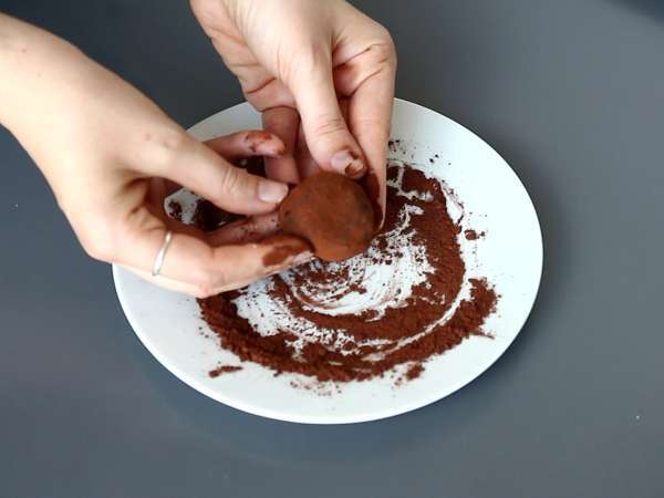 Dubaï chewy cookies, la recette virale des mochis garnis à la pistache et au kadaïf - Préparation etape 10