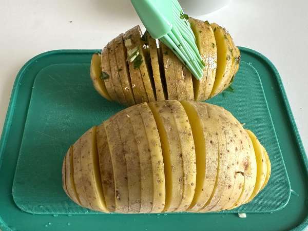 Pommes de terre Hasselback au air fryer : croustillantes, fondantes et ultra faciles ! - Préparation etape 4