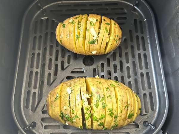 Pommes de terre Hasselback au air fryer : croustillantes, fondantes et ultra faciles ! - Préparation etape 6