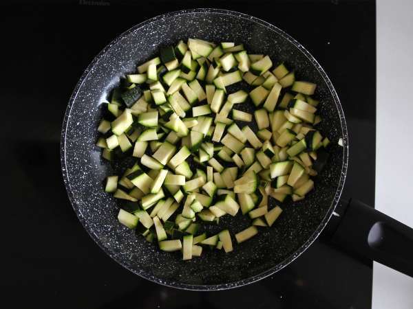 Salade de pâtes orzo au saumon et à la courgette - Préparation etape 4