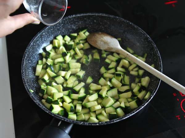 Salade de pâtes orzo au saumon et à la courgette - Préparation etape 5