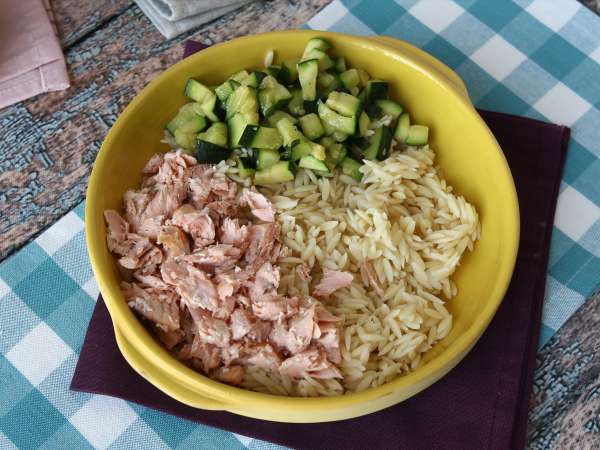 Salade de pâtes orzo au saumon et à la courgette - Préparation etape 7