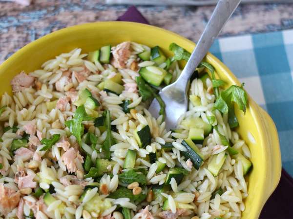 Salade de pâtes orzo au saumon et à la courgette - Préparation etape 9