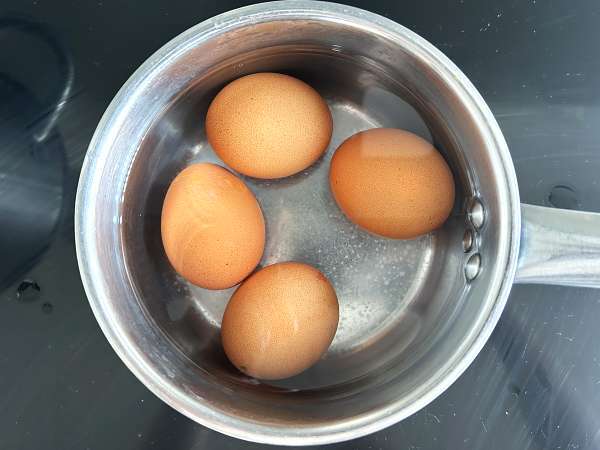 Oeufs croustillants à la feta ( crispy feta eggs ) : la recette tendance ultra simple - Préparation etape 1