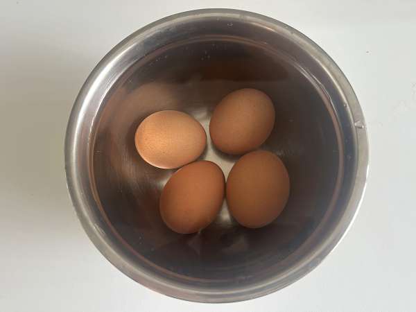 Oeufs croustillants à la feta ( crispy feta eggs ) : la recette tendance ultra simple - Préparation etape 2