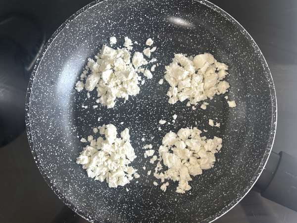 Oeufs croustillants à la feta ( crispy feta eggs ) : la recette tendance ultra simple - Préparation etape 4