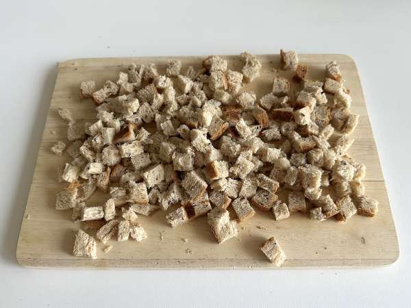 Croûtons aux herbes au air fryer : croustillants, rapides et anti-gaspi ! - Préparation etape 1