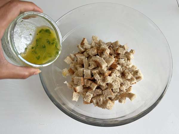 Croûtons aux herbes au air fryer : croustillants, rapides et anti-gaspi ! - Préparation etape 5