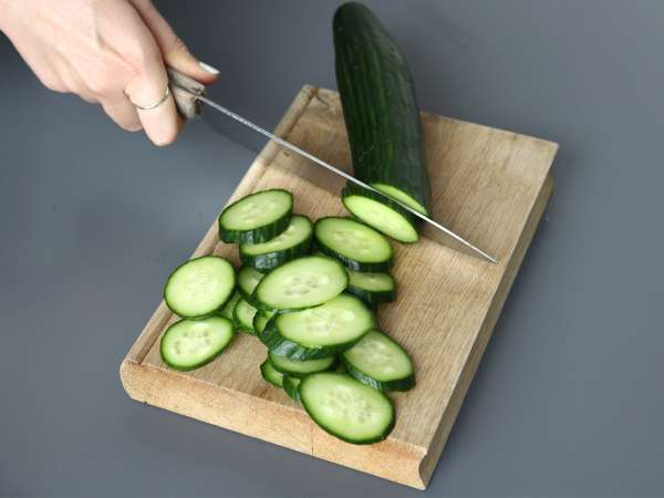 Salade de concombre épicée à la cacahuète - Préparation etape 1