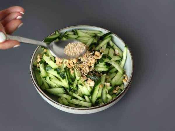 Salade de concombre épicée à la cacahuète - Préparation etape 3