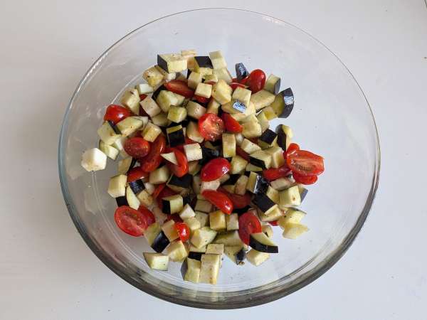 Pâtes à la crème d’aubergine et aux tomates cerises : le plat qui sent bon le soleil ! - Préparation etape 1