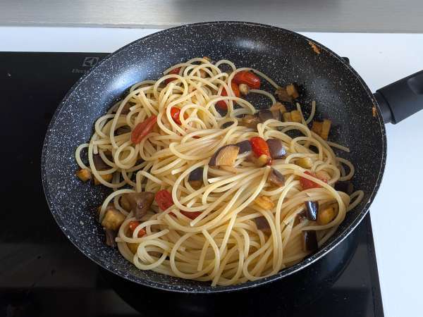 Pâtes à la crème d’aubergine et aux tomates cerises : le plat qui sent bon le soleil ! - Préparation etape 7