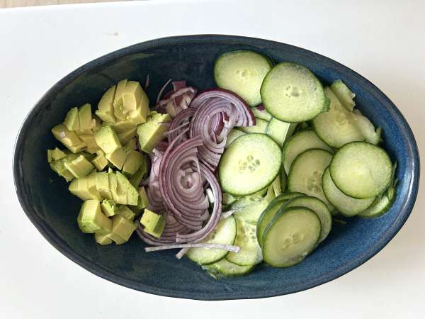 Salade de concombre, pois chiches rôtis, avocat et feta - Préparation etape 2