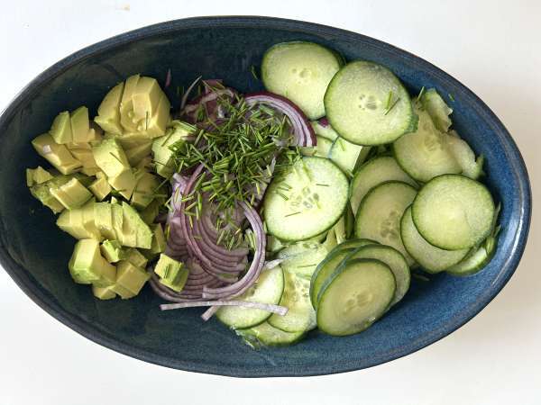 Salade de concombre, pois chiches rôtis, avocat et feta - Préparation etape 3
