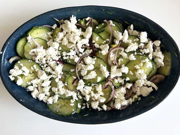 Salade de concombre, pois chiches rôtis, avocat et feta - Préparation etape 6