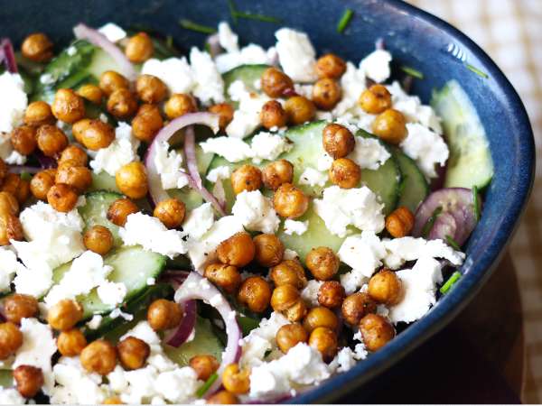 Salade de concombre, pois chiches rôtis, avocat et feta - Préparation etape 7