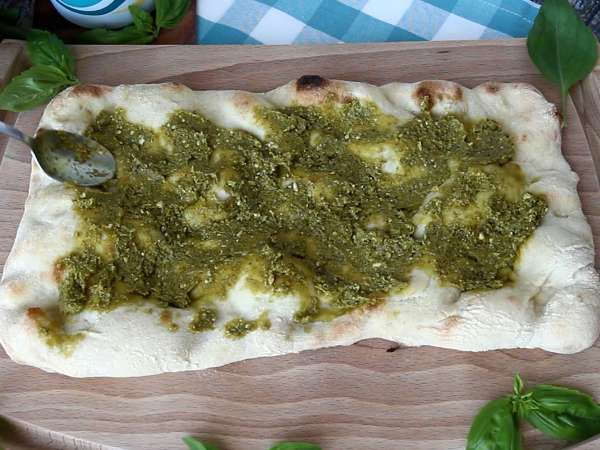 Pinsa au pesto et à la mortadelle, prête en 10 minutes! - Préparation etape 2