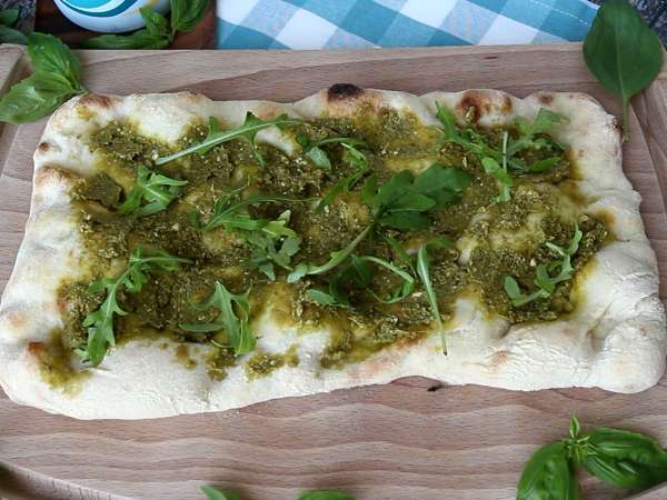Pinsa au pesto et à la mortadelle, prête en 10 minutes! - Préparation etape 3
