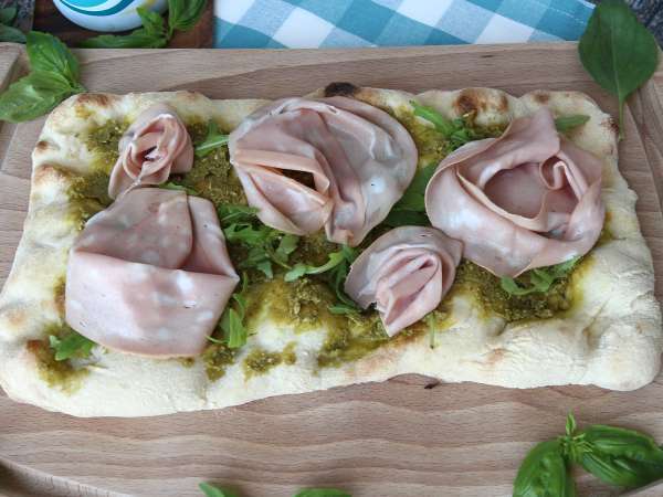 Pinsa au pesto et à la mortadelle, prête en 10 minutes! - Préparation etape 4