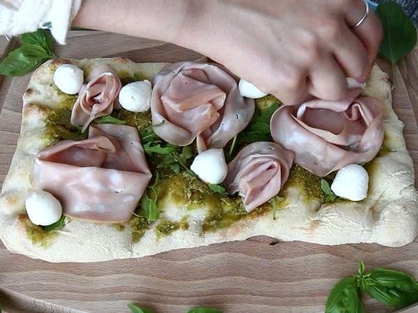 Pinsa au pesto et à la mortadelle, prête en 10 minutes! - Préparation etape 5