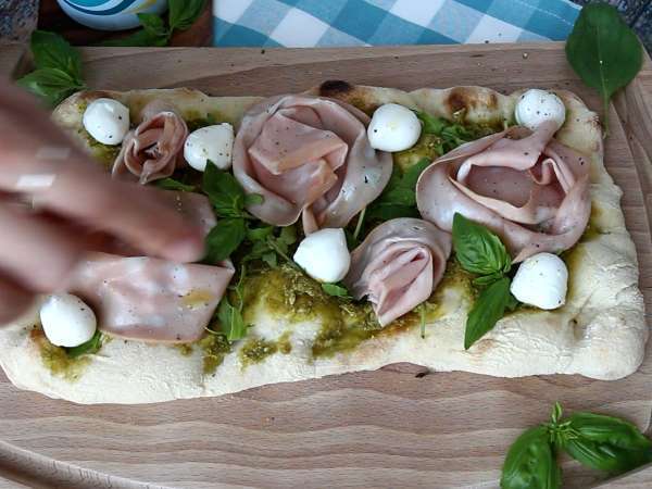Pinsa au pesto et à la mortadelle, prête en 10 minutes! - Préparation etape 6