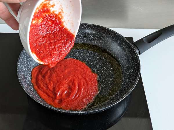 Pâtes à la tomate et stracciatella : un plat gourmand prêt en 10 minutes ! - Préparation etape 1