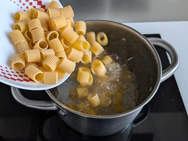 Pâtes à la tomate et stracciatella : un plat gourmand prêt en 10 minutes ! - Préparation etape 3