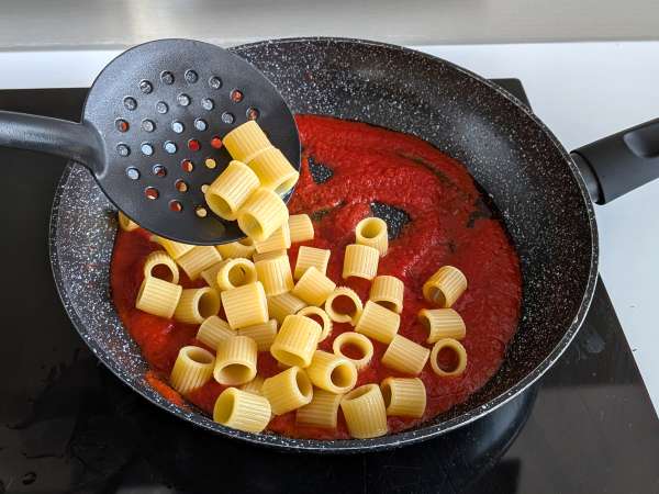 Pâtes à la tomate et stracciatella : un plat gourmand prêt en 10 minutes ! - Préparation etape 4