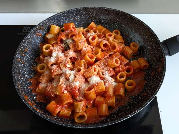 Pâtes à la tomate et stracciatella : un plat gourmand prêt en 10 minutes ! - Préparation etape 5