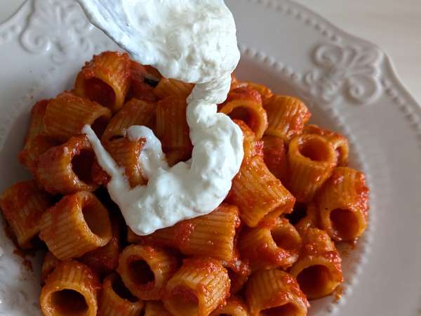 Pâtes à la tomate et stracciatella : un plat gourmand prêt en 10 minutes ! - Préparation etape 6