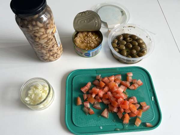Salade de niébé (haricots cornille) au thon, œufs et olives : le classique portugais ! - Préparation etape 1