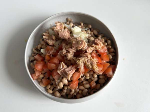 Salade de niébé (haricots cornille) au thon, œufs et olives : le classique portugais ! - Préparation etape 2