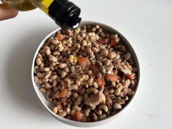 Salade de niébé (haricots cornille) au thon, œufs et olives : le classique portugais ! - Préparation etape 3