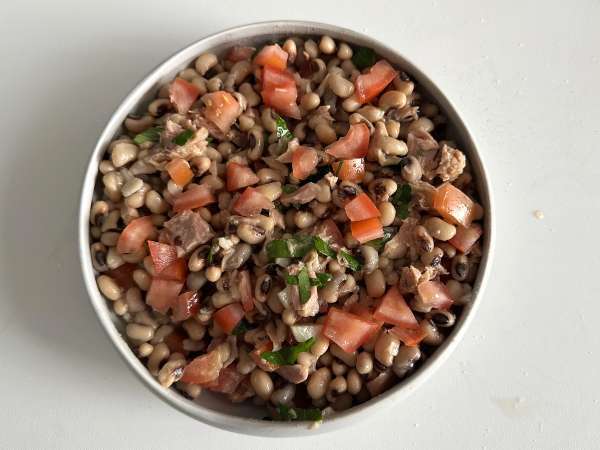 Salade de niébé (haricots cornille) au thon, œufs et olives : le classique portugais ! - Préparation etape 4