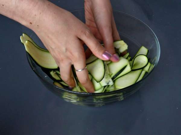 Tarte pesto et courgette : la recette facile qui sent bon l’été ! - Préparation etape 2
