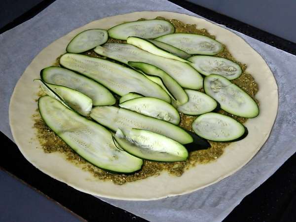 Tarte pesto et courgette : la recette facile qui sent bon l’été ! - Préparation etape 4