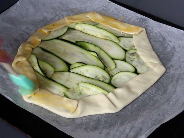 Tarte pesto et courgette : la recette facile qui sent bon l’été ! - Préparation etape 5