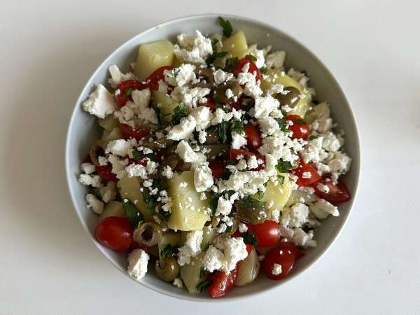 Salade de pommes de terre à la feta, œufs et tomates cerises - Préparation etape 5