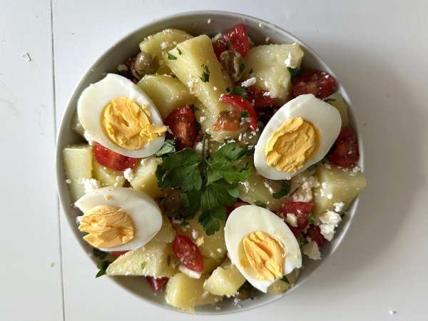 Salade de pommes de terre à la feta, œufs et tomates cerises - Préparation etape 6