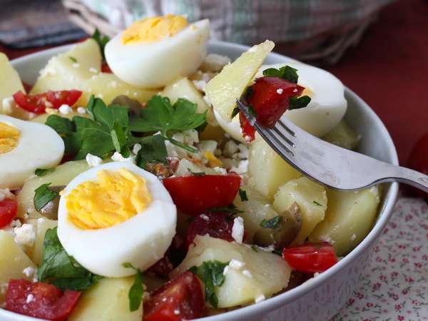 Salade de pommes de terre à la feta, œufs et tomates cerises - Préparation etape 7
