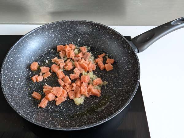 Pâtes paccheri et leur sauce crémeuse au saumon et safran - Préparation etape 2