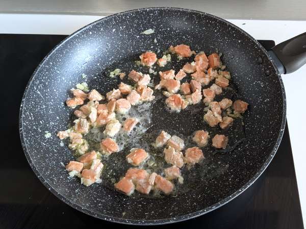 Pâtes paccheri et leur sauce crémeuse au saumon et safran - Préparation etape 3