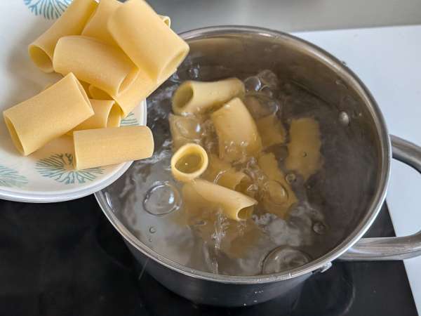 Pâtes paccheri et leur sauce crémeuse au saumon et safran - Préparation etape 4
